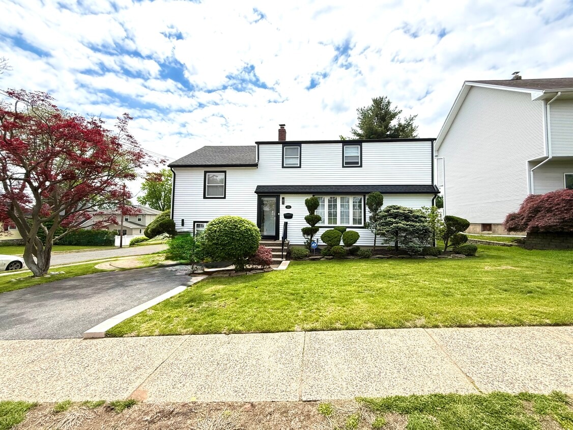 Photo - 44 Leonhardt Ct (Saddle Brook, NJ)