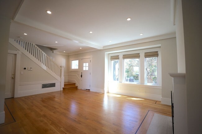 Building Photo - Noe Valley/Dolores Heights: 4+ Bedroom 3.5 Bath Single Family Home with Sweeping Views, Garage & ...