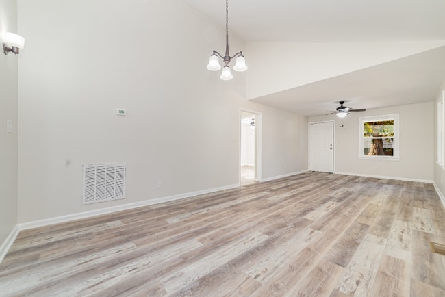 Photo - 211 Putnam St