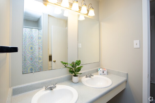 2 BR, 1 BA 795 SF - Casa Del Rio Apartments