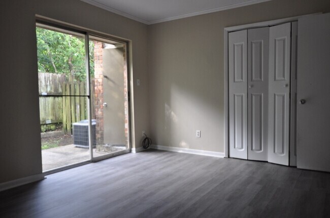 Photo - 107 Antoinette St