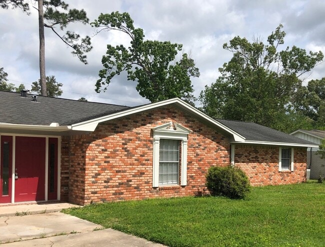 Building Photo - Gorgeous all renovated Home in Sour Lake, TX!