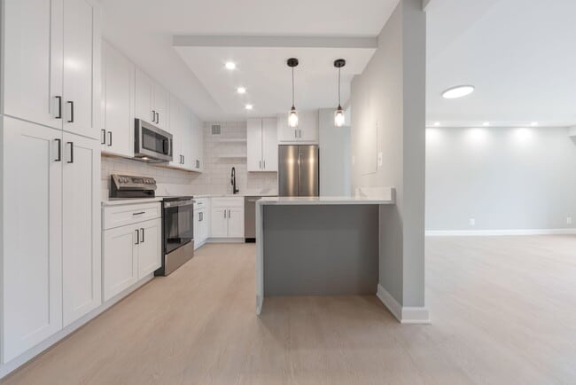 Building Photo - 205 Yoakum Pky Unit 516