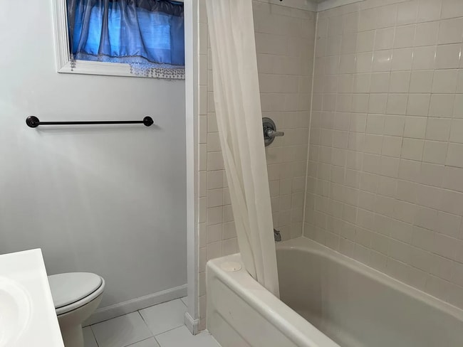 Basement bathroom - 3403 Aberdeen St