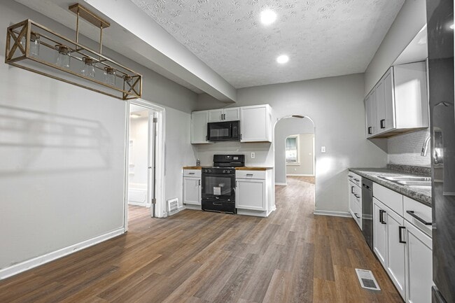 Building Photo - 3240 W 56th St Rental