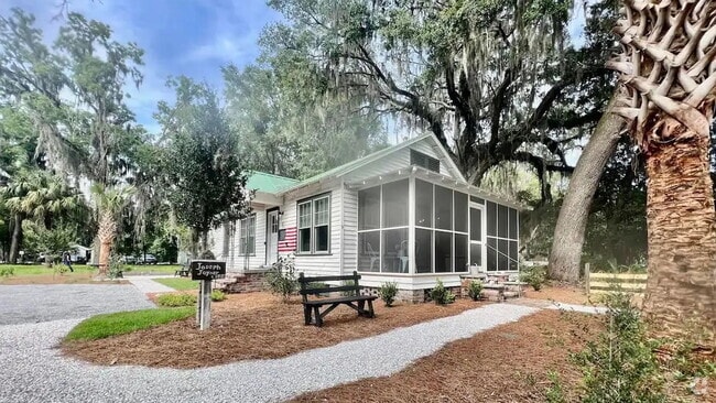Building Photo - Low Country Cottage located in the Heart o... Rental