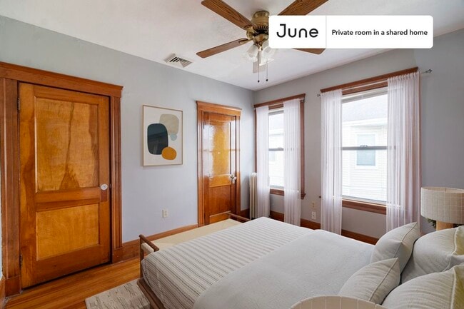 Building Photo - Private bedroom in 5 bed/2 bath Home