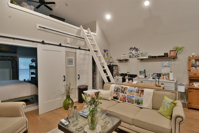 Photo - 4875 Main St