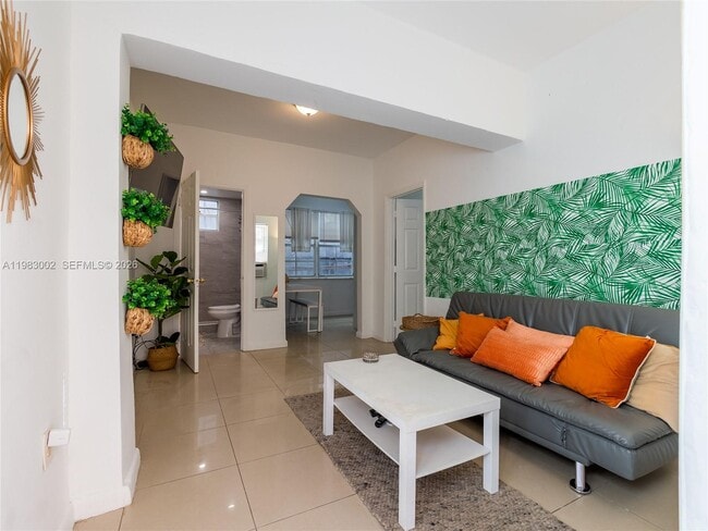 Building Photo - 143 NE 43rd St Unit 6