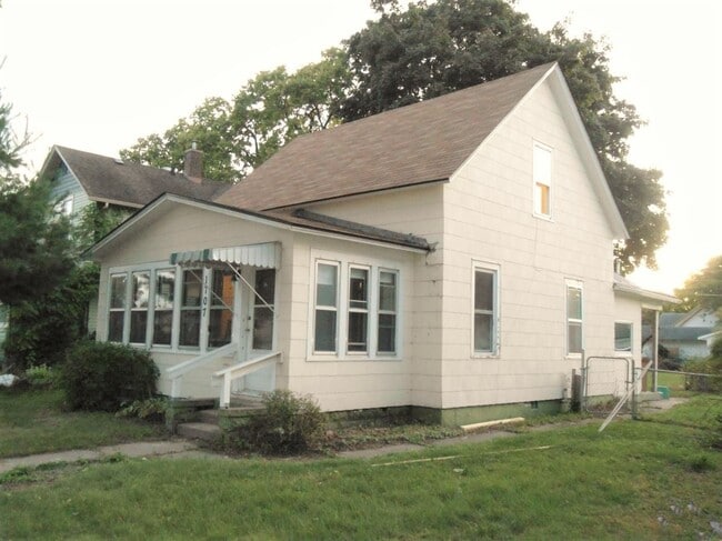 House with Large Yard and Garage - House with Large Yard and Garage