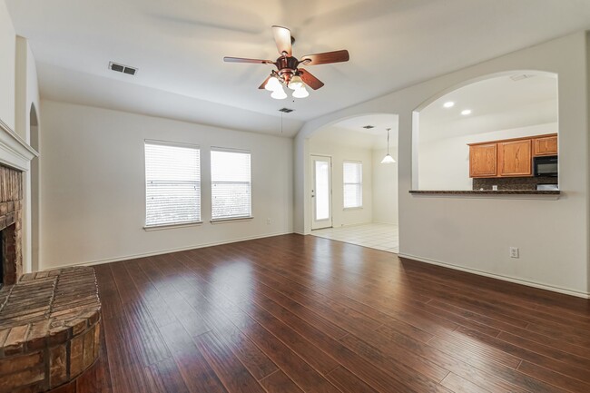 Photo - $1850 3 Bed/2 Bath/2 Garage Ready for Move-in Home in Mustang Creek