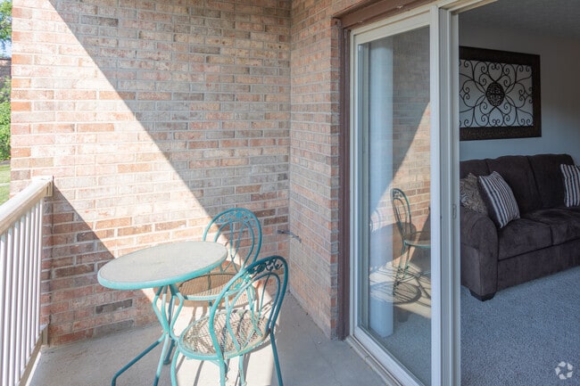 2BR, 2BA - 1,100 SF