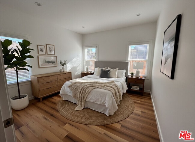 Building Photo - 1289 W 22nd St Unit 1289