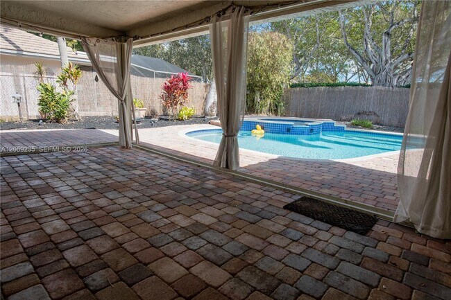 3160 Peachtree Cir