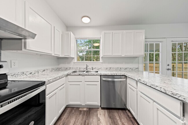 Building Photo - Beautifully Updated Townhouse in Niceville!