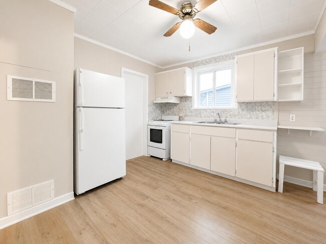Building Photo - 628 Steele St Unit 2
