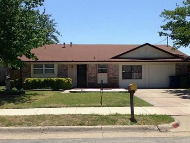 Building Photo - 6000 Lindy Ln