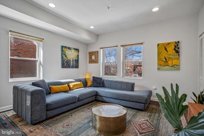 Building Photo - 1346 Nicholson St NW Unit 202