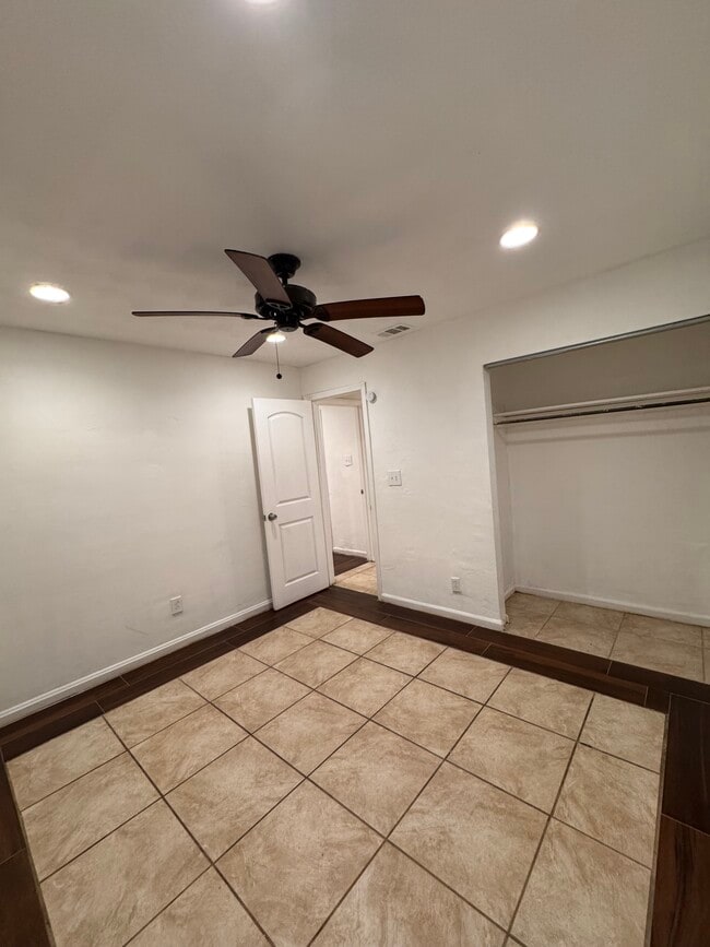 Photo - 871 W 37th St Unidad 1