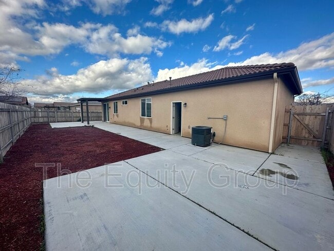 Photo - 3233 N Kent St