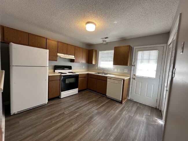 Photo - 205 Live Oak Ct