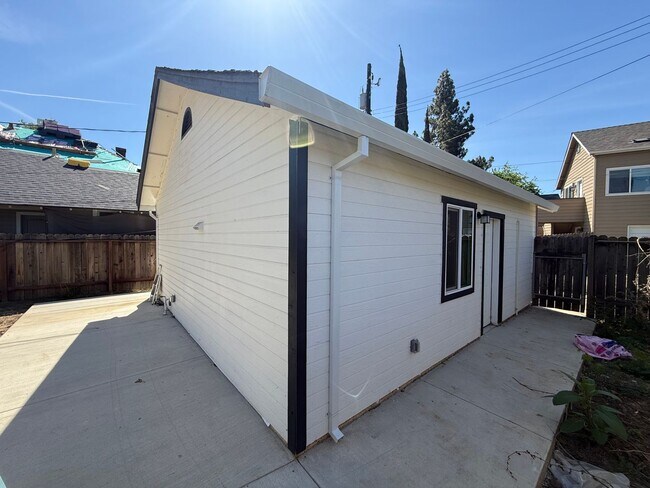 Photo - AVAILABLE NOW! Newly Remodeled 1 bedroom, 1 bath in downtown area, won't last long!