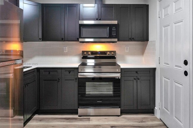 Building Photo - 4037 SW 65th Ave Unit 9