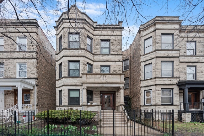 Building Photo - 1336 W Cornelia Ave Unit 2