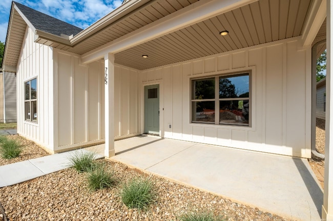 Photo - 725 S Valentine St