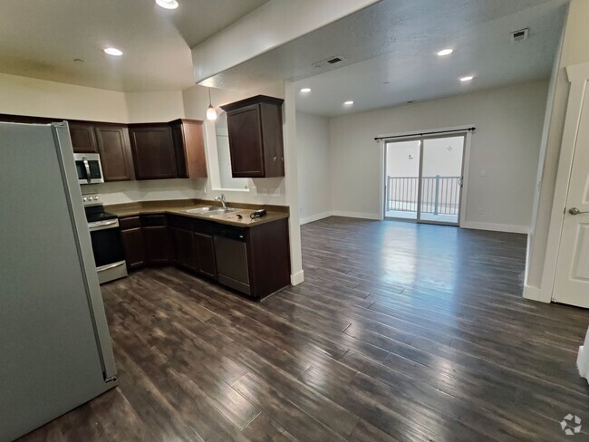 Building Photo - Charming 3-Bed, 2-Bath Condo - Two Weeks F...