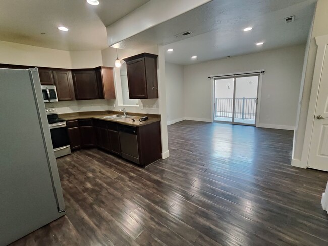 Charming 3-Bed, 2-Bath Condo - Two Weeks F... - Charming 3-Bed, 2-Bath Condo - Two Weeks F...