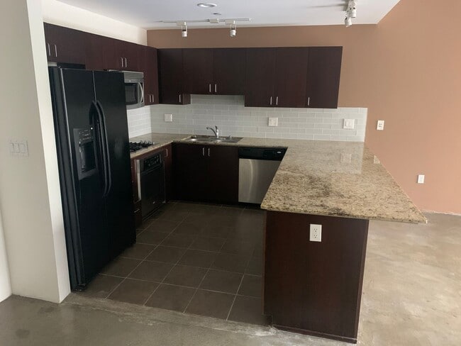 285 W 6th St