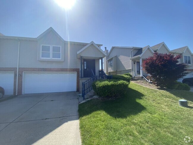 Building Photo - 3 Bedroom Duplex Rental