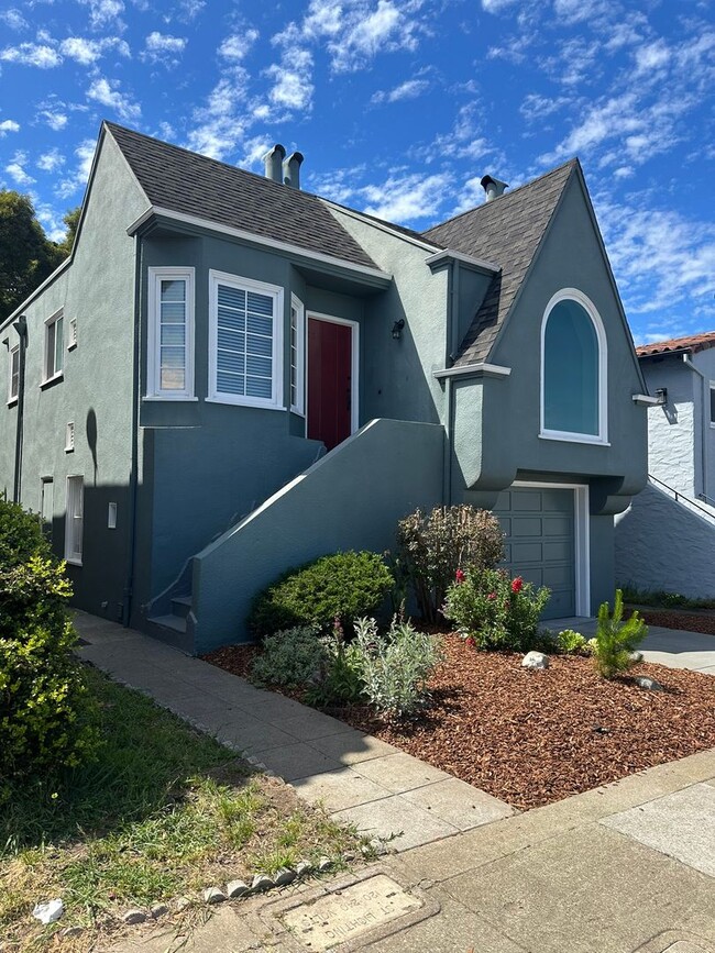 Building Photo - Bright & Charming Miraloma Home