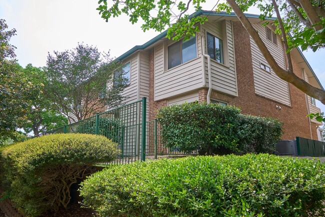 Building Photo - Adorable 2 bedroom townhome style Condo