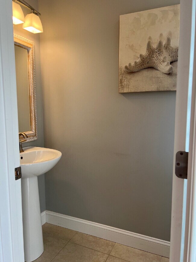 Photo - Gorgeous and newly renovated townhouse-sty... Unit C