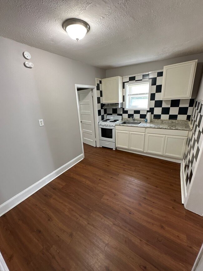 Photo - 101 N Gross St Unit Apt A