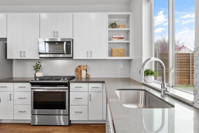 Building Photo - 3600 Clary Wy