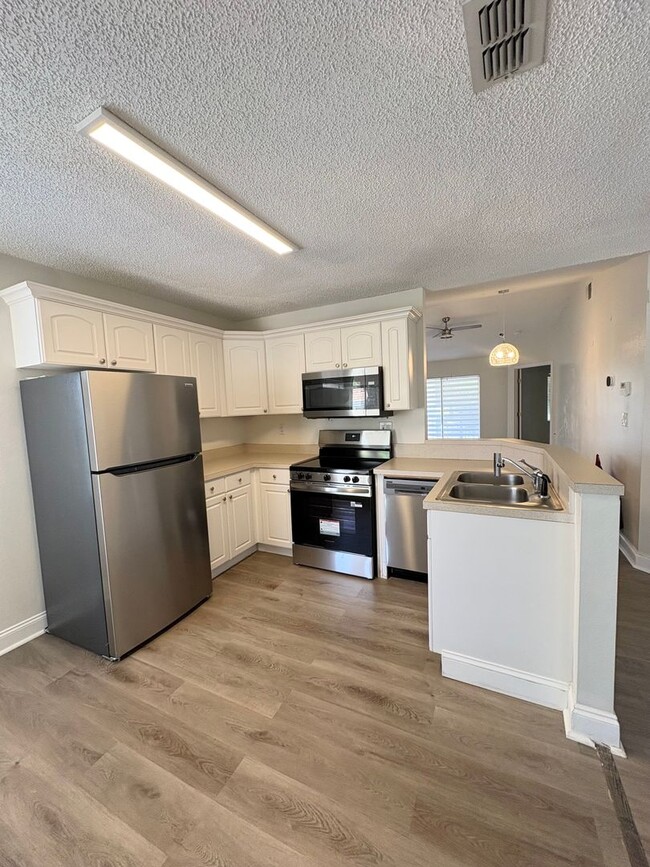 Photo - MOVE IN READY! 3 Bedroom, 2 Bath Condo w/ Balcony For Rent Unit B