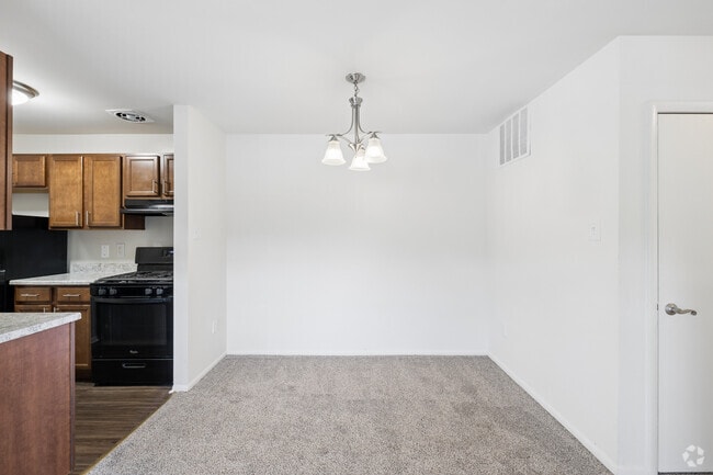 1BR, 1BA - 750SF - Dining Room