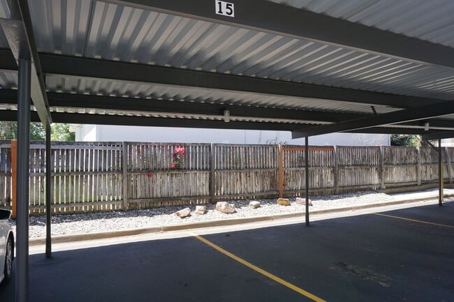 Photo - 406 3335 S