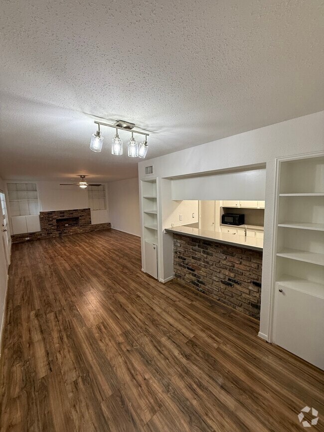 Building Photo - 2121 Fountain View Dr Rental