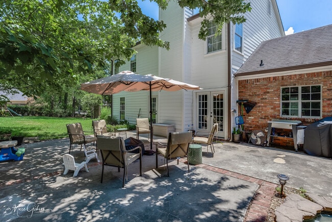 Photo - 1260 Capilano Dr