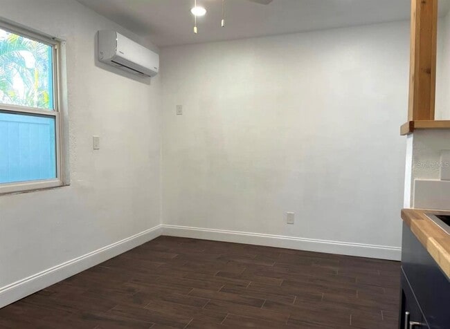 Building Photo - 574 Bay Esplanade Unit 5