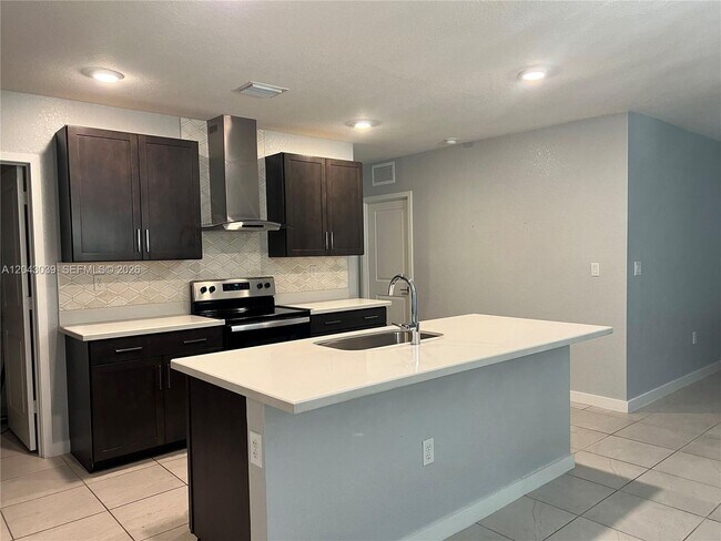 Building Photo - 421 NE 6th Ct