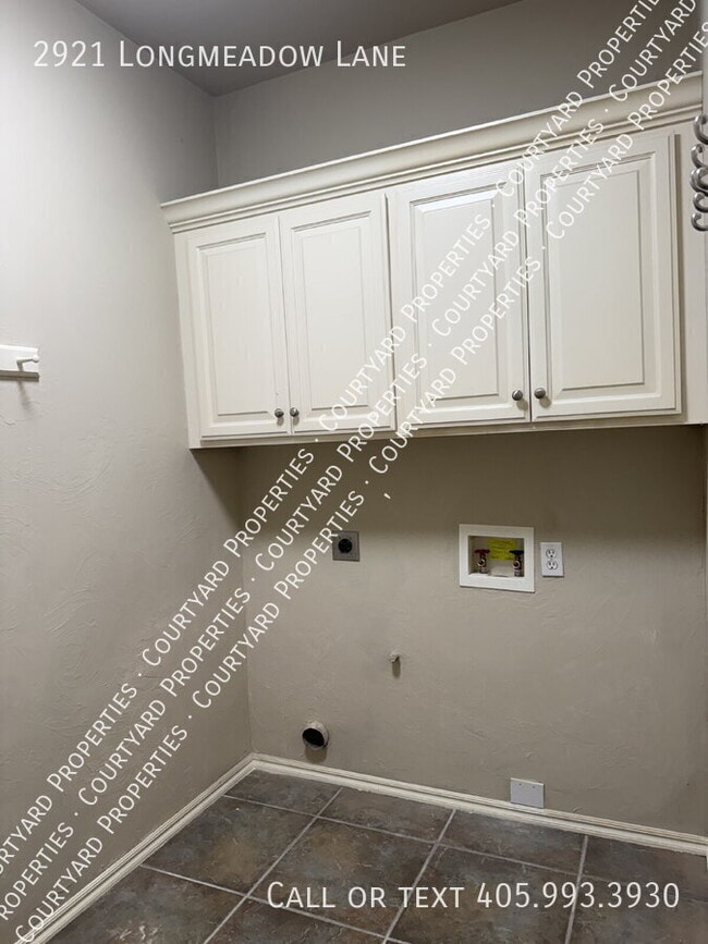 2921 Longmeadow Ln