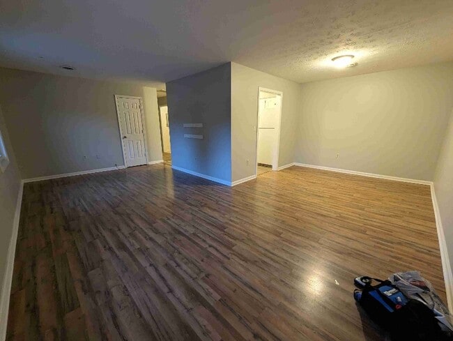 Photo - 305 Molloy Ct