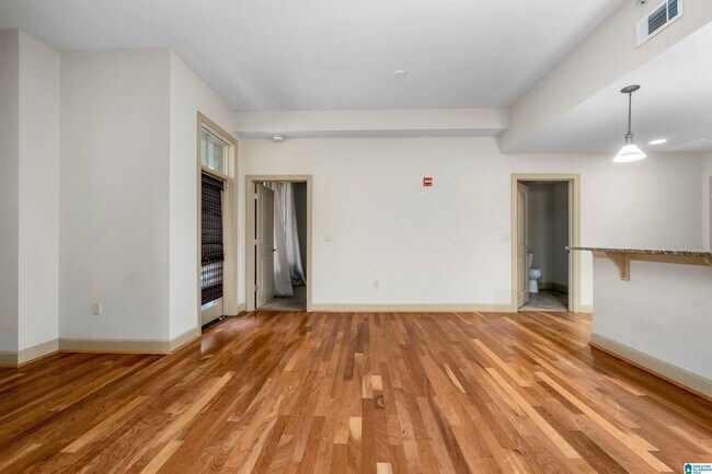 Photo - 1040 Broadway St Unidad 306