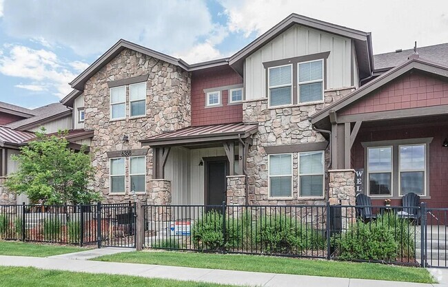 Building Photo - Great Townhouse in Windsor