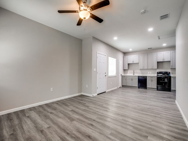 Photo - 2910 S Laredo St